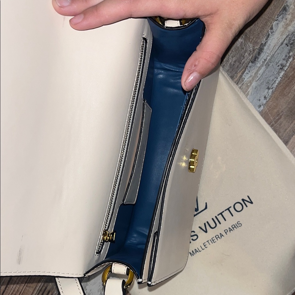 Louis Vuitton Beige Crossbody Bag with Gold Accent - Picture 4 of 5